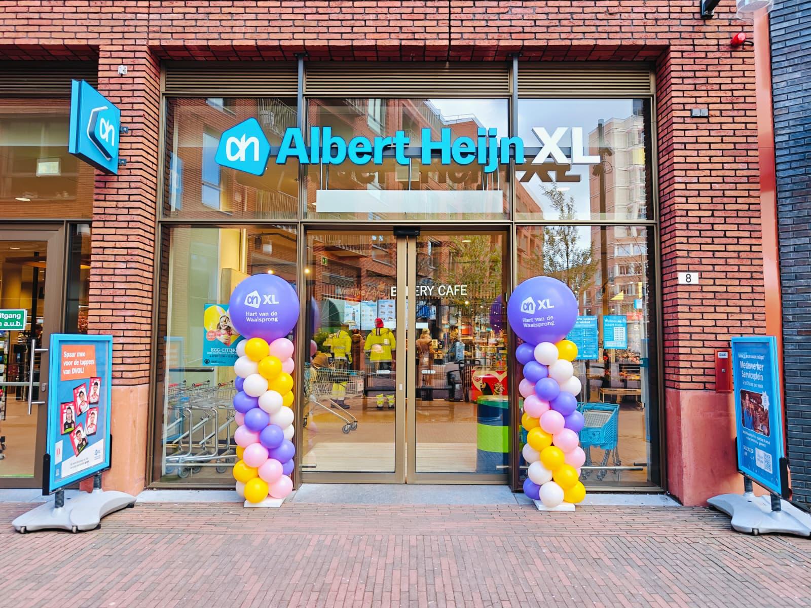Ballonpilaren met bedrukte topballon bij een winkelopening Ballonnenservice.nl