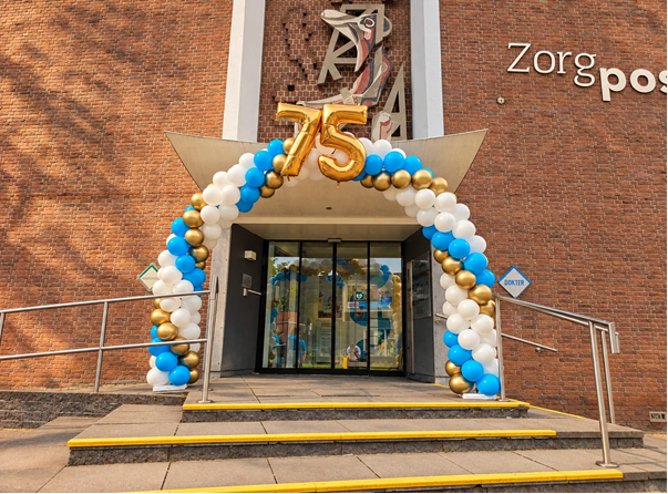 Ballonnenboog met het gouden cijfer 75 Ballonnenservice.nl
